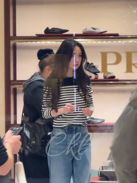 杨幂米兰逛街品尝点心引网友热议