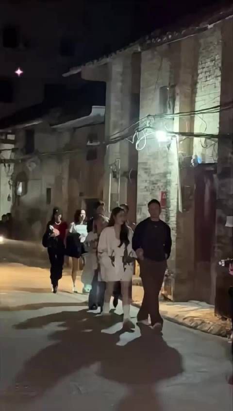 韦雪新男友首次曝光，甜蜜挽手出席活动