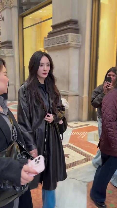 杨幂米兰探店路透,好小的脸好清晰的美貌