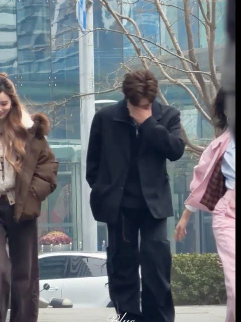 怎么走着走着走害羞了,哥哥好萌吖