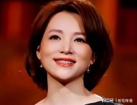 53岁董卿近况曝光，年初二回江苏亲戚家，穿千元马甲显年轻