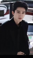 王星越《告白》周京泽路透来了，黑色西装+背头造型，帅！期待正片