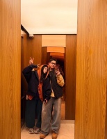 李嘉格一家近况曝光！清迈度假，她偷拍25岁男友泡澡，太甜蜜了