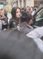 杨幂现身米兰街头无口罩购物，身材比例引注目