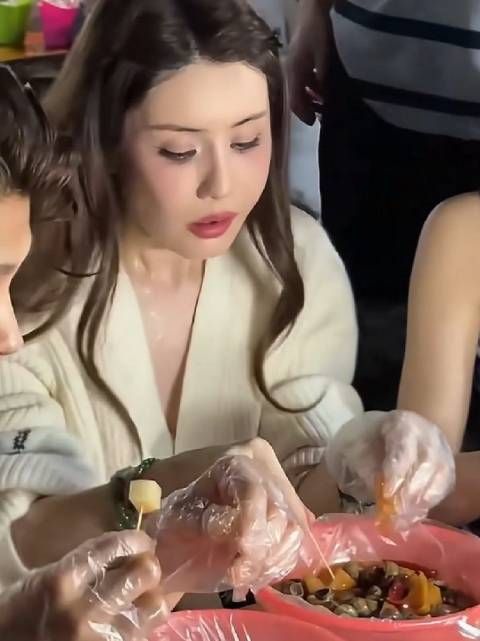 路人镜头下的韦雪，和她在直播间里开美颜的样子差距还是挺大的