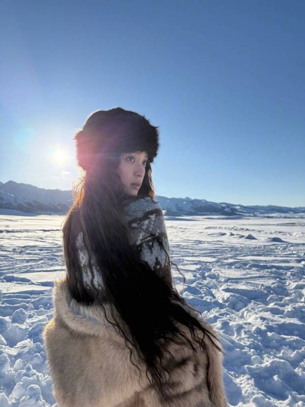 欧阳娜娜雪地随拍好松弛。