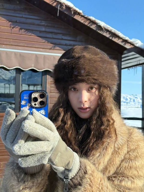 欧阳娜娜肌肤白皙。