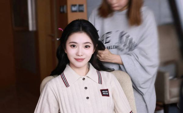 搜狐娱乐讯 近日,刘浩存一组化妆间花絮曝光。她身穿学院风针织衫,做妆发时神态灵动,尽显少女清新感。
