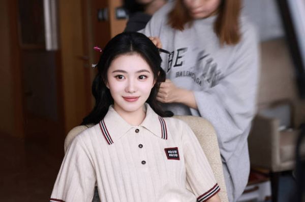 刘浩存做妆发造型,眉眼舒展温柔治愈。