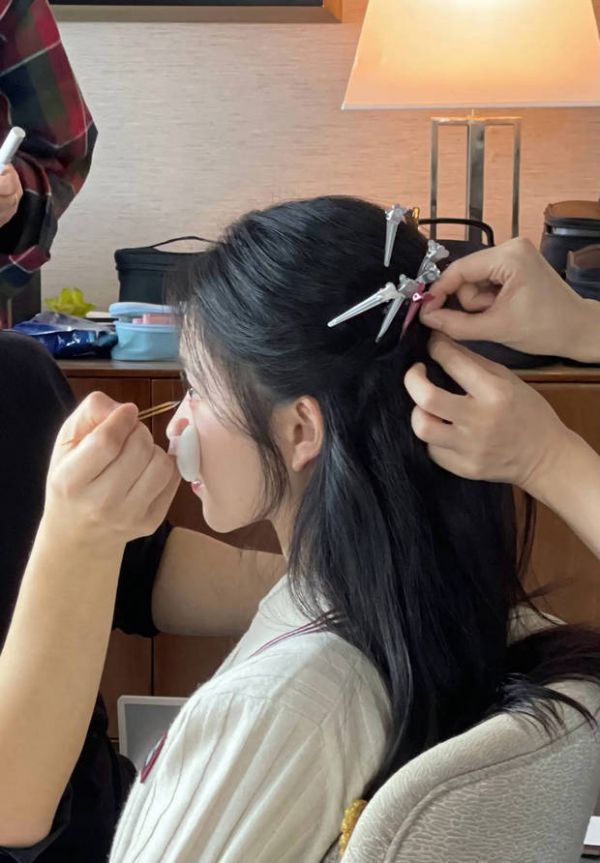 刘浩存整理妆容,状态松弛又显清新。