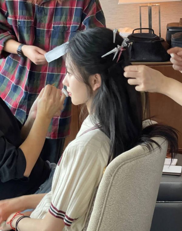 刘浩存侧对镜头,眉眼灵动气质温柔。