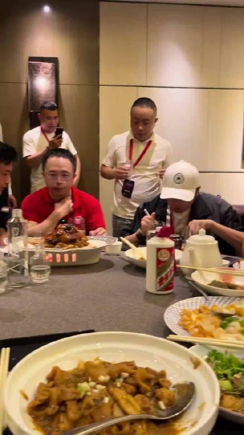 看了网上流传的这段视频,这要多尴尬