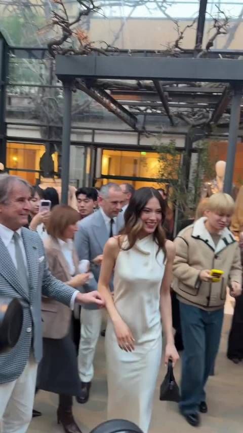 谷爱凌亮相引时尚泰斗激动，20岁展现自信权威