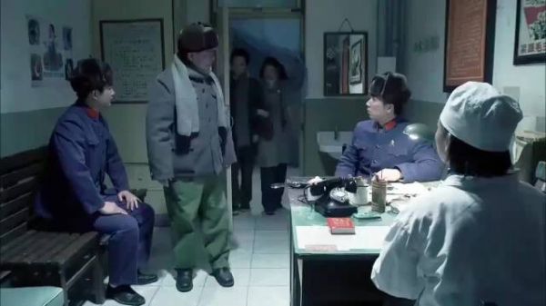 男子掏枪吓寡妇，老首长霸气撑腰：打听打听我是谁