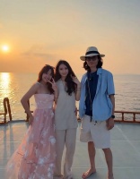 李行亮夫妇马尔代夫度假被偶遇！麦琳粉裙比耶笑容甜