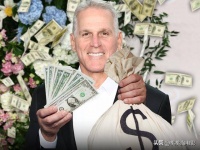 前妻移情别恋，他却倒贴100万美元？66岁相亲男主抵豪宅换自由身
