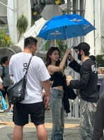 黄晓明和胡冉儿同框照曝光，穿着时尚身材好，大长腿特吸睛