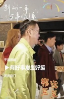 李嘉欣15岁儿子回香港过年，与父母外出拜年，身高近1.9米太瞩目