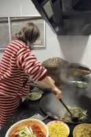 李亚鹏前妻回娘家过年，住村里山上大别墅，三层楼院子大到能跑步