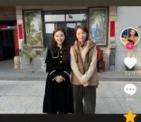 央视主持人董卿回到江苏老家过年逛亲戚吃饭，精神气质俱佳