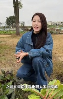 49岁曾黎蹲地里直播！穿牛仔外套不装腔，介绍红油菜苔太认真了