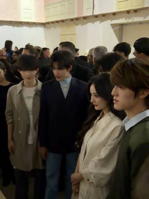 时尚芭莎香港ins发布，杨幂Prada大秀优雅入场，内场和登陆少年合影