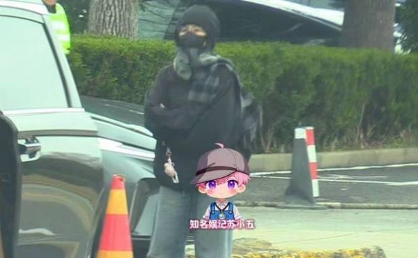 白鹿抱臂站路边,想抓私生对峙。