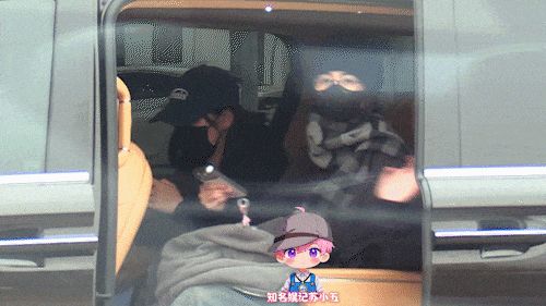 白鹿回到车上,甩围巾泄愤。