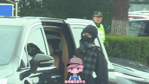 白鹿下车抱臂伫立,愤怒又无奈。