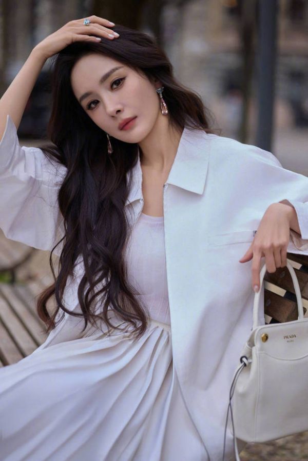 杨幂韵味撩人。