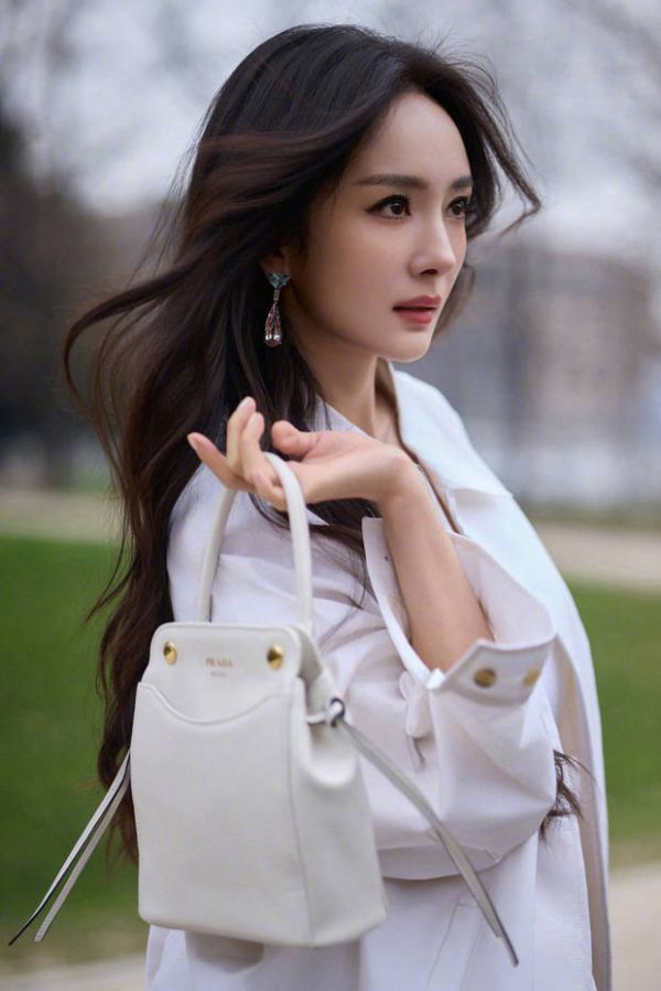 杨幂潇洒自由。