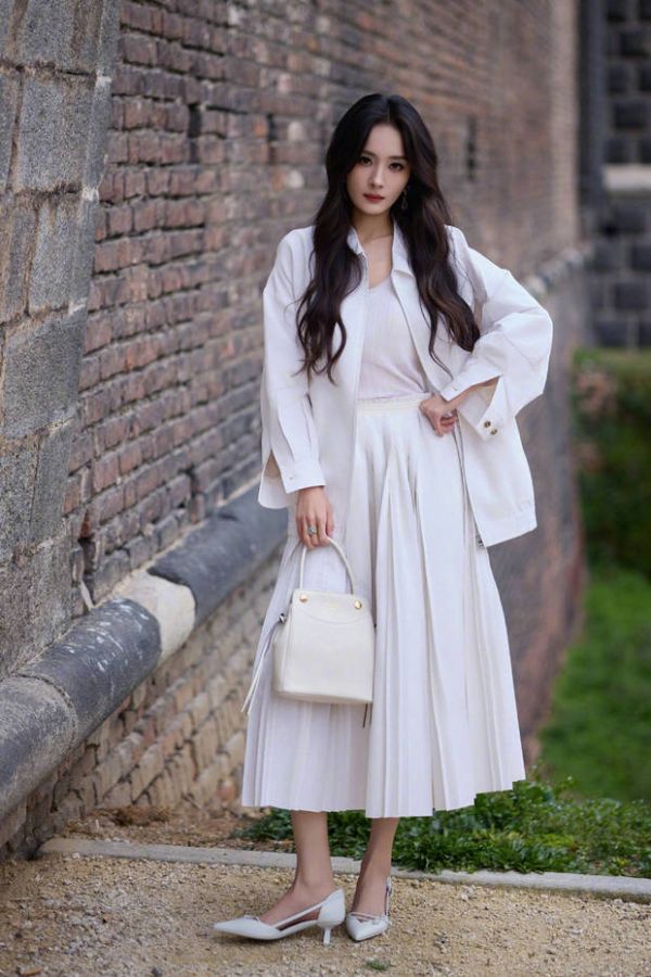 杨幂身材纤细,比例吸睛。