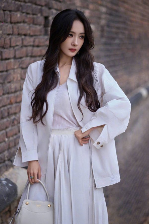 杨幂随性摆出各种姿势。