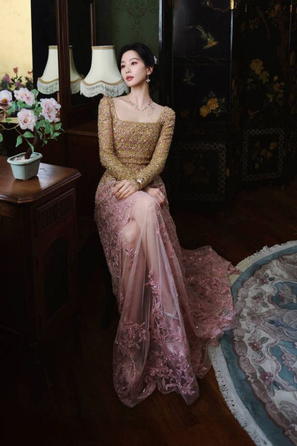 刘诗诗优雅温柔。