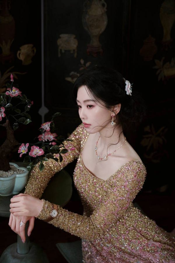 刘诗诗肌肤白皙。