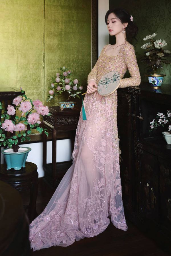 刘诗诗手拿团扇,气质如兰。