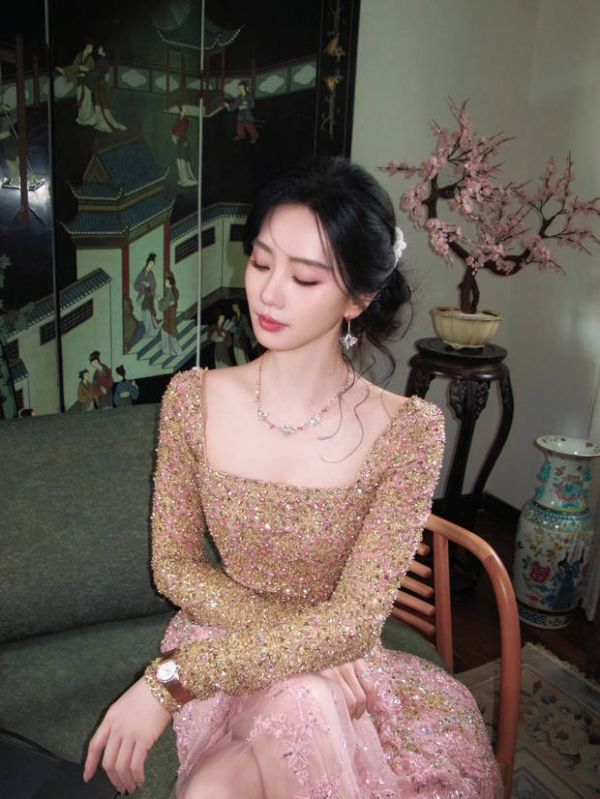 刘诗诗明媚大方。