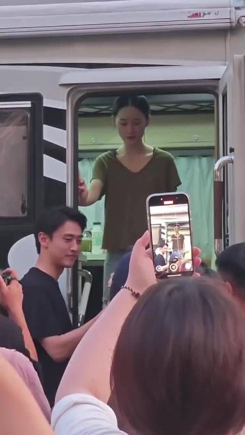 姐夫都下班回去了,还要专门跑回来陪姐姐杀青