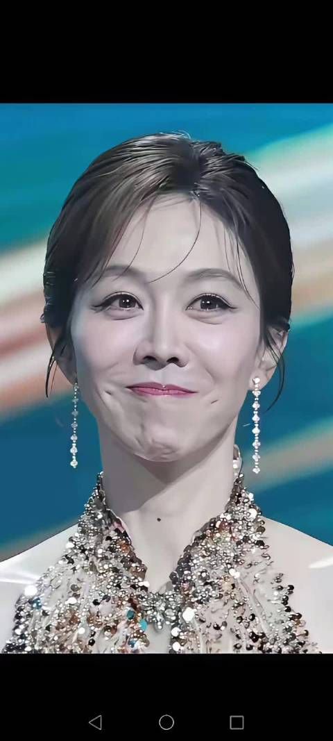 姜妍太瘦了，这满脸的皱纹让人丝毫感觉不到任何美感，还是满满的胶原蛋白好看