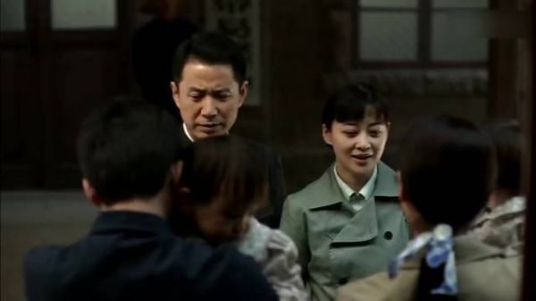 父母爱情:姐夫被打成右派，大哥提醒安杰也小心，去随军还保险点！