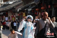 （新春走基层）成都洛带古镇：簪花写真体验人气旺