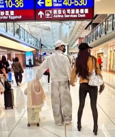 汪峰携女友森林北香港机场甜蜜现身，中年人的爱情，十指紧扣这糖真齁人？