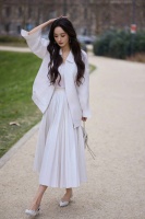 杨幂白色套装优雅浪漫 微卷长发尽显温柔韵味