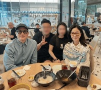 网友偶遇张家辉夫妇喝早茶 关咏荷素颜出镜气质依旧出众