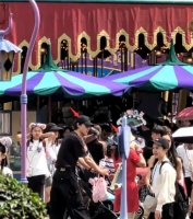 离婚夫妻带娃名场面！吴倩遮得严严实实，张雨剑却生怕没人拍