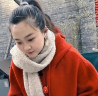 林妙可庙会自拍曝光，17年过去了，她好像还是那个被时光按了暂停键的女孩