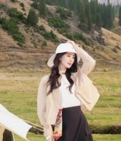 刘诗诗晒踏青照，网友吵翻了：这到底是真“松弛”还是“摆拍”？