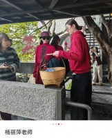 杨丽萍在云南喝茶被偶遇，她人很瘦，皮肤松弛，她戴墨镜遮鱼尾纹