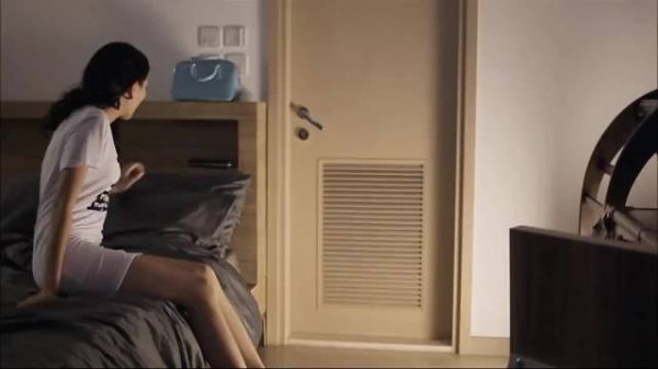 女大学生为了攒学费，和大叔谈恋爱，没想到却遇到尴尬的事