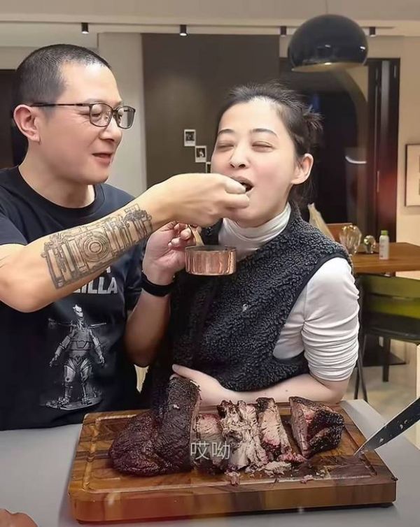 搜狐娱乐讯 近日,梅婷在北京家中宴请刘琳。她与老公互喂烤肉甜蜜十足,好友相聚氛围温馨热闹。
